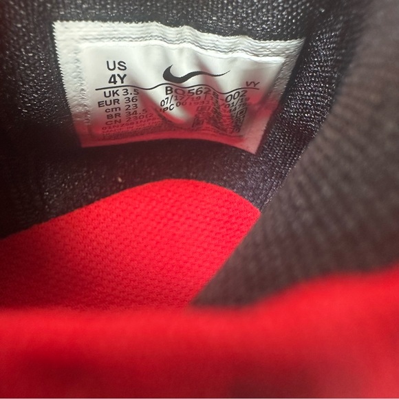 Boys Size 4 Nike Shoes - Picture 8 of 9